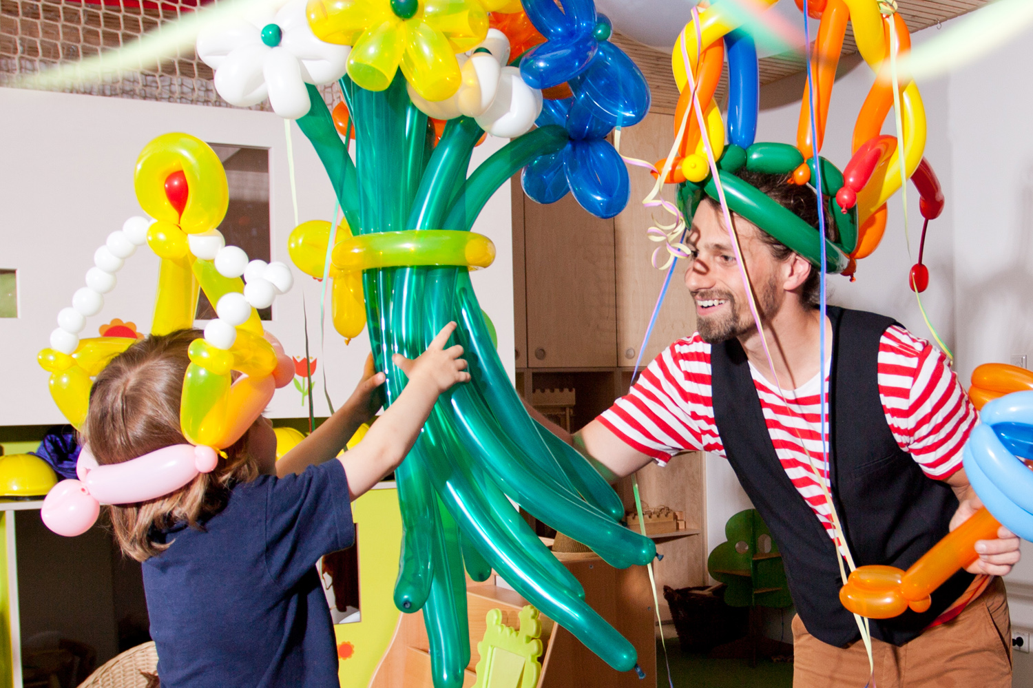 Mr. Rubelli der Ballonkünstler knotet Luftballons zu Blumensträußen